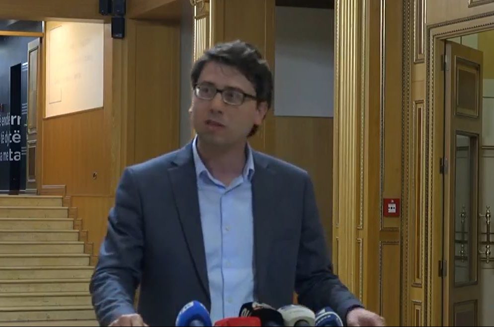“Ju hoq peta laknorit, Kuvendi po bllokohet nga opozita”