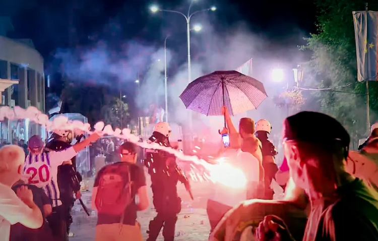 Disa të plagosur nga dhuna në Serbi – Përplasen mbështetësit dhe kundërshtarët e Vuçiqit