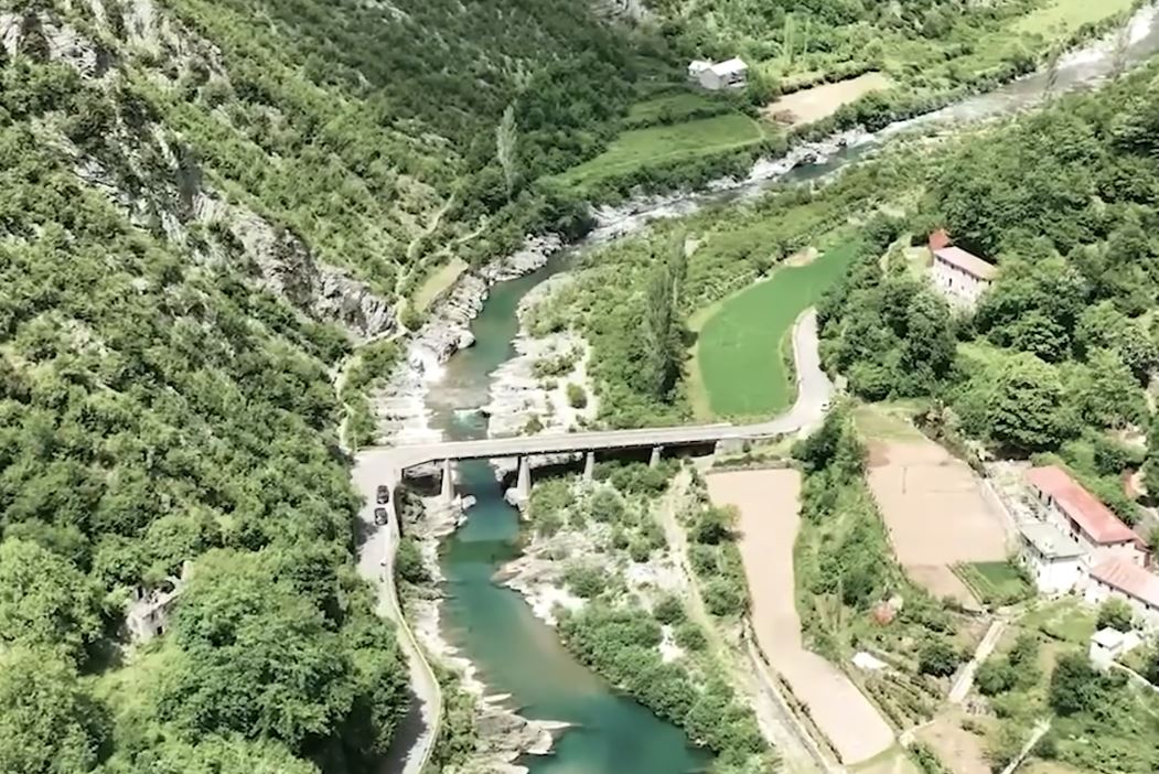 Rama ndan pamje nga punimet në Rrugën e Dukagjinit