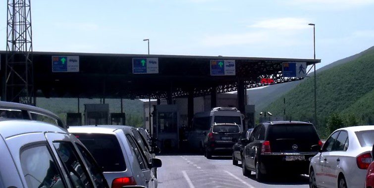 Kolona të gjata nga Maqedonia e Veriut për të hyrë në Kosovë