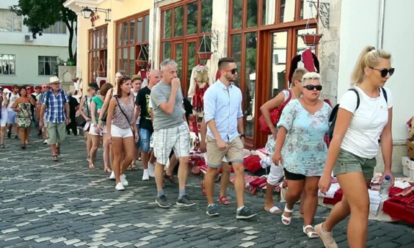 Mediat në Tiranë: Bie numri i turistëve nga Kosova në Shqipëri, shtohet i atyre nga Serbia