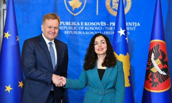 Presidentja Osmani takohet me emisarin e BE-së për dialog