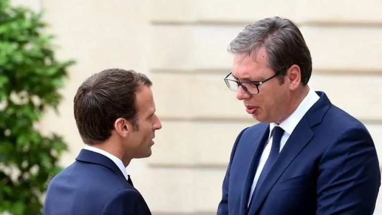 Macron bisedon me Vuçiqin: Dialogu me Kosovën duhet të vazhdojë