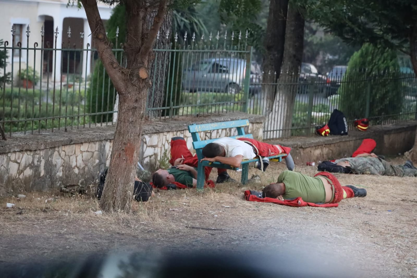 Të rraskapitur pas zjarrit në Delvinë, zjarrëfikësit heronj shtrihen në tokë për të pushuar