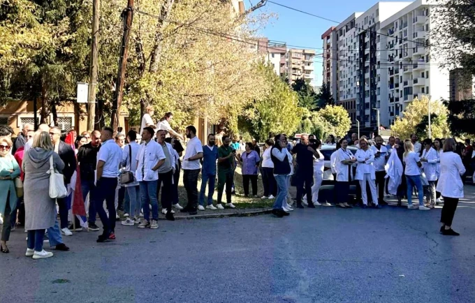 “Evropë, mbroji të drejtat tona” – Protestë në Mitrovicën e Veriut pas aksionit të Policisë