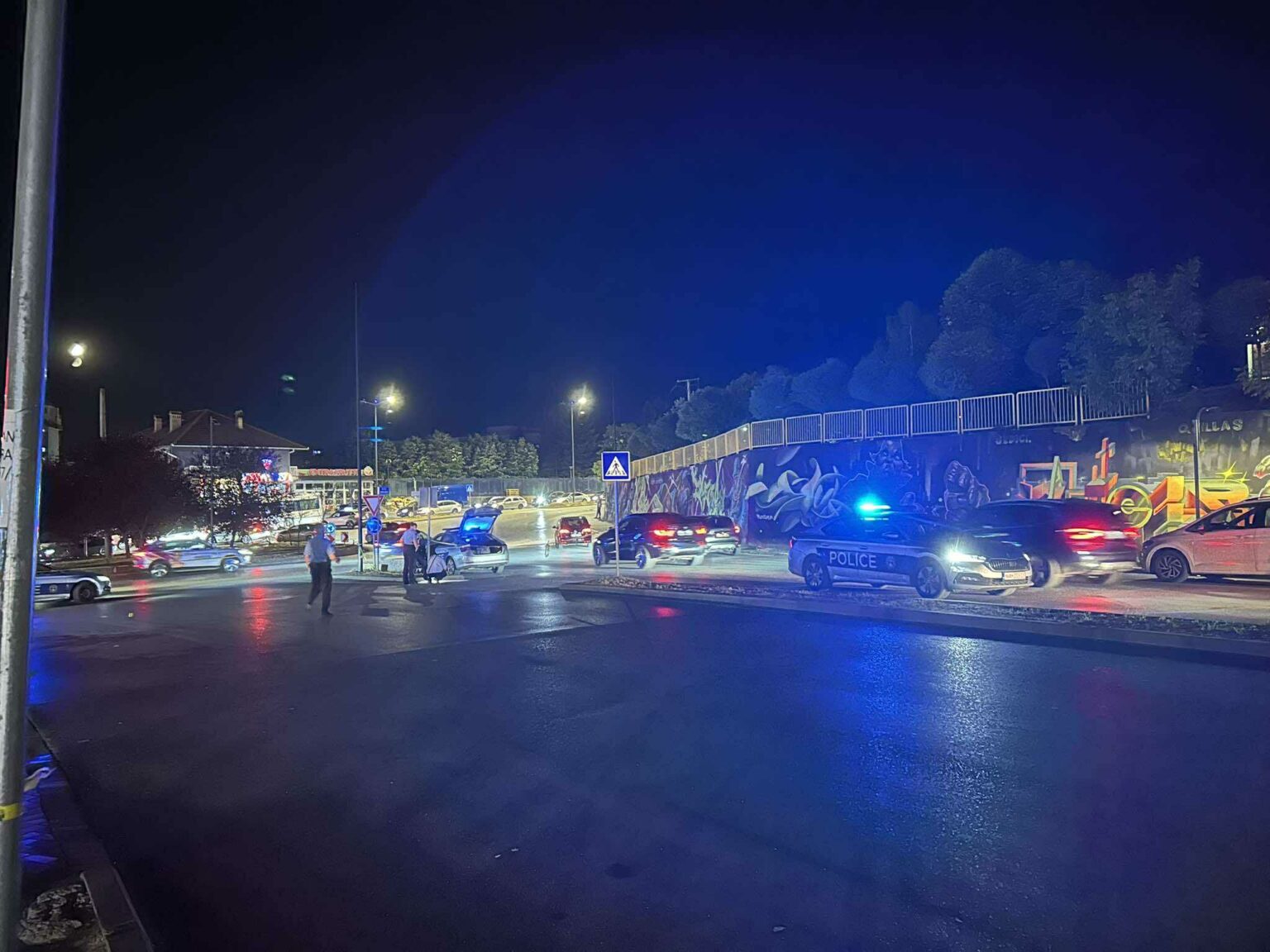 Gjuajtje me armë zjarri në Rrugën B, vetura ikën nga vendi i ngjarjes