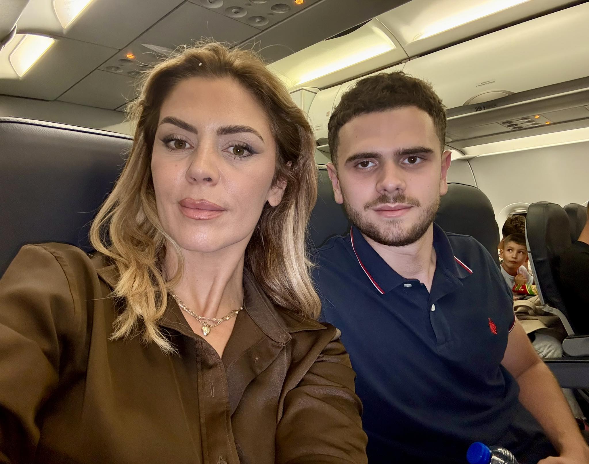 Blerta Deliu niset drejt Hagës me të birin – Me zemrën për UÇK-në