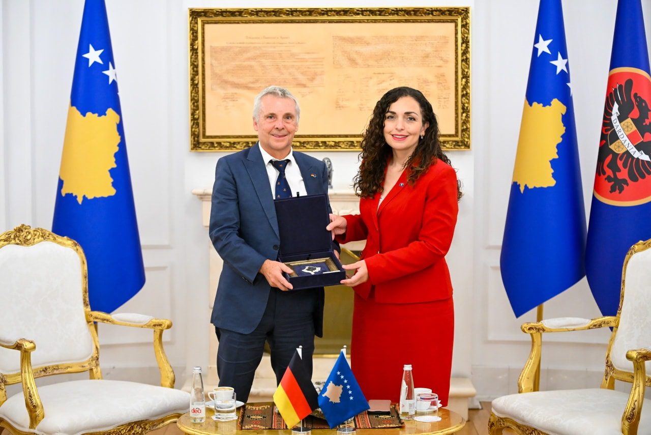 Ambasadori gjerman i dhuron Osmanit reçel të bërë në shtëpi në takimin lamtumirës