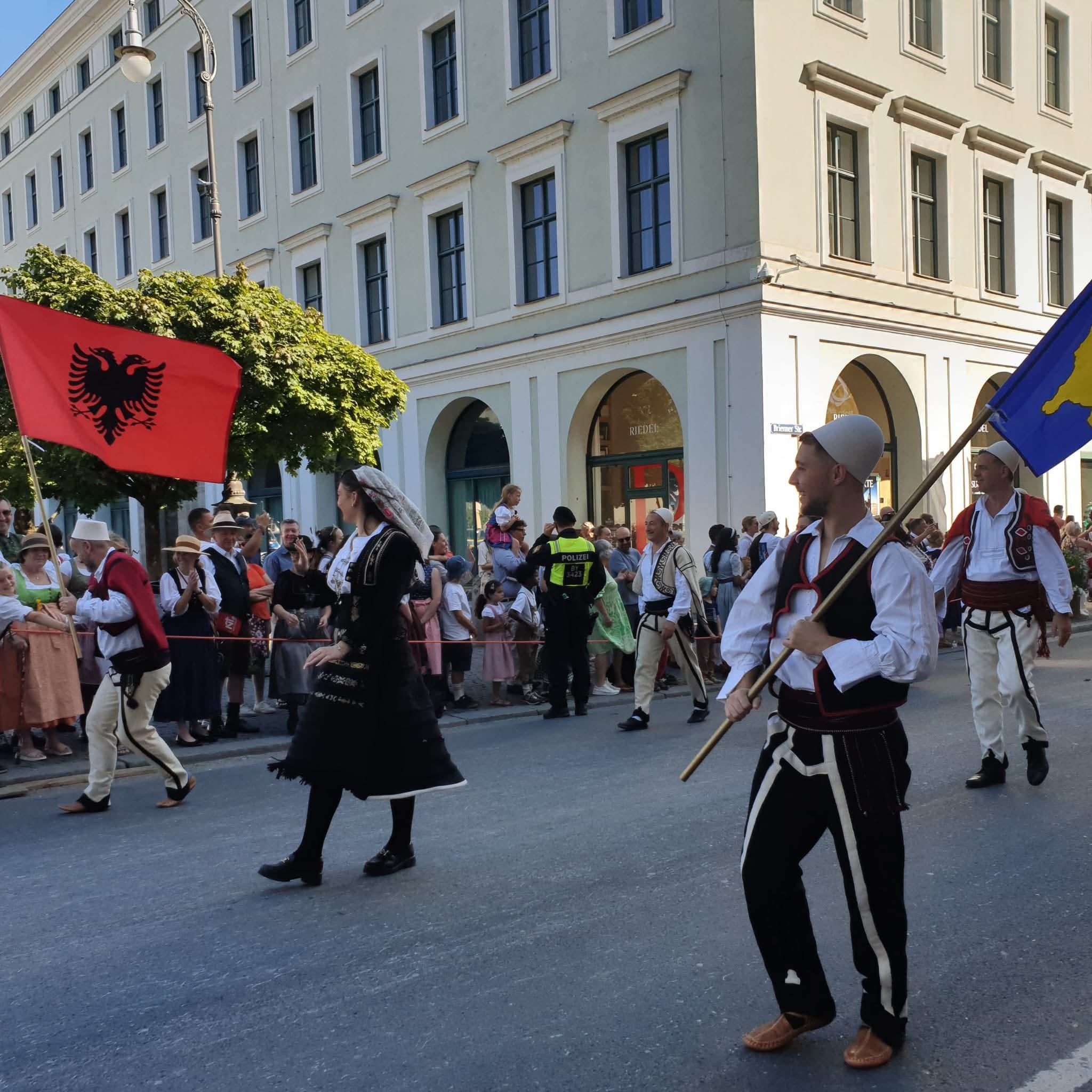 Rama: Xhubleta shqiptare shkëlqeu me format e saj unikale në “Oktorberfest” në Gjermani