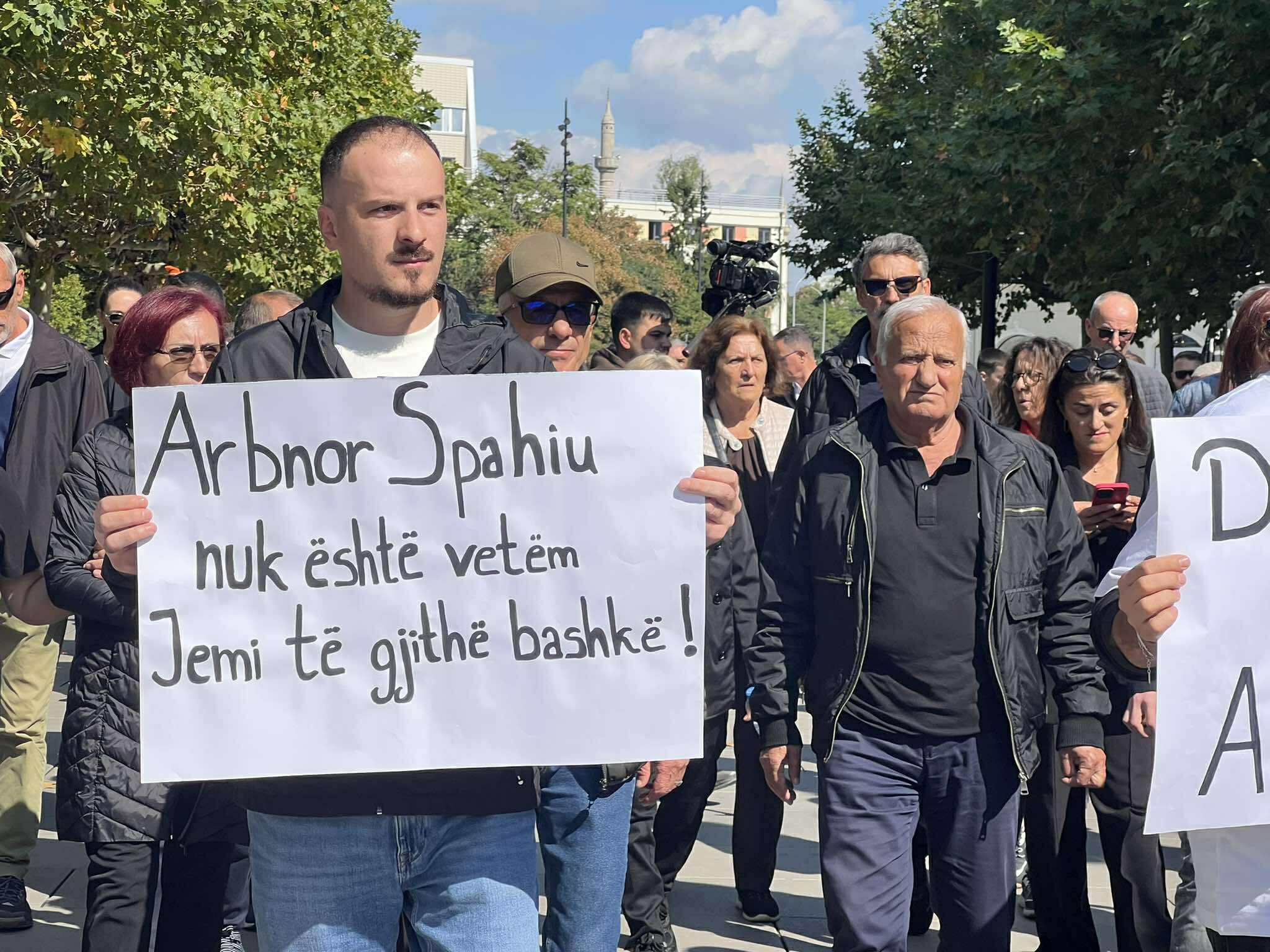 Qe katër muaj në paraburgim në Serbi, në Prishtinë nis protesta për ish-policin, Arbnor Spahiu