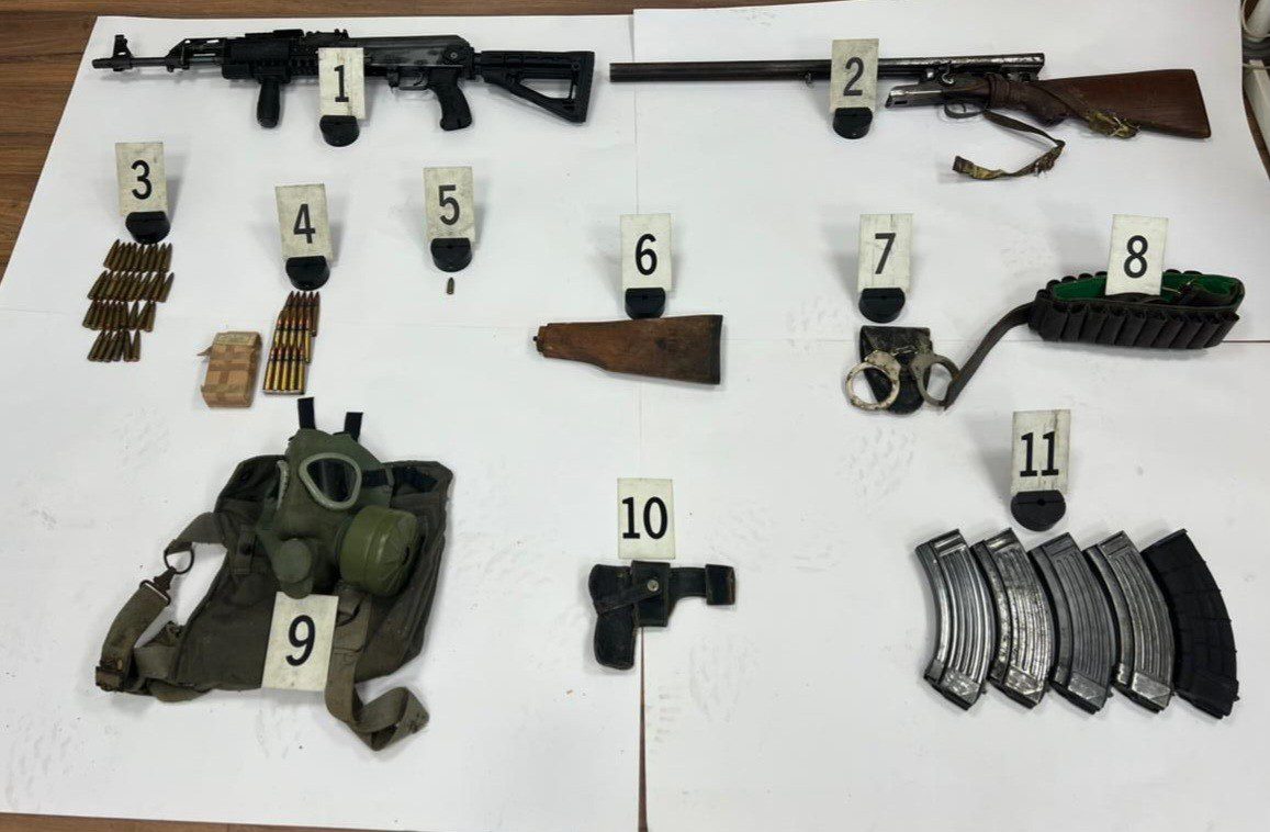 Armë, municion e pajisje ilegale – krejt çka konfiskoi Policia gjatë një operacioni në një podrum në veri të vendit