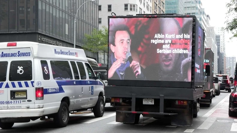 Shfaqen billborde kundër Kosovës e Kurtit në New York nga diaspora serbe