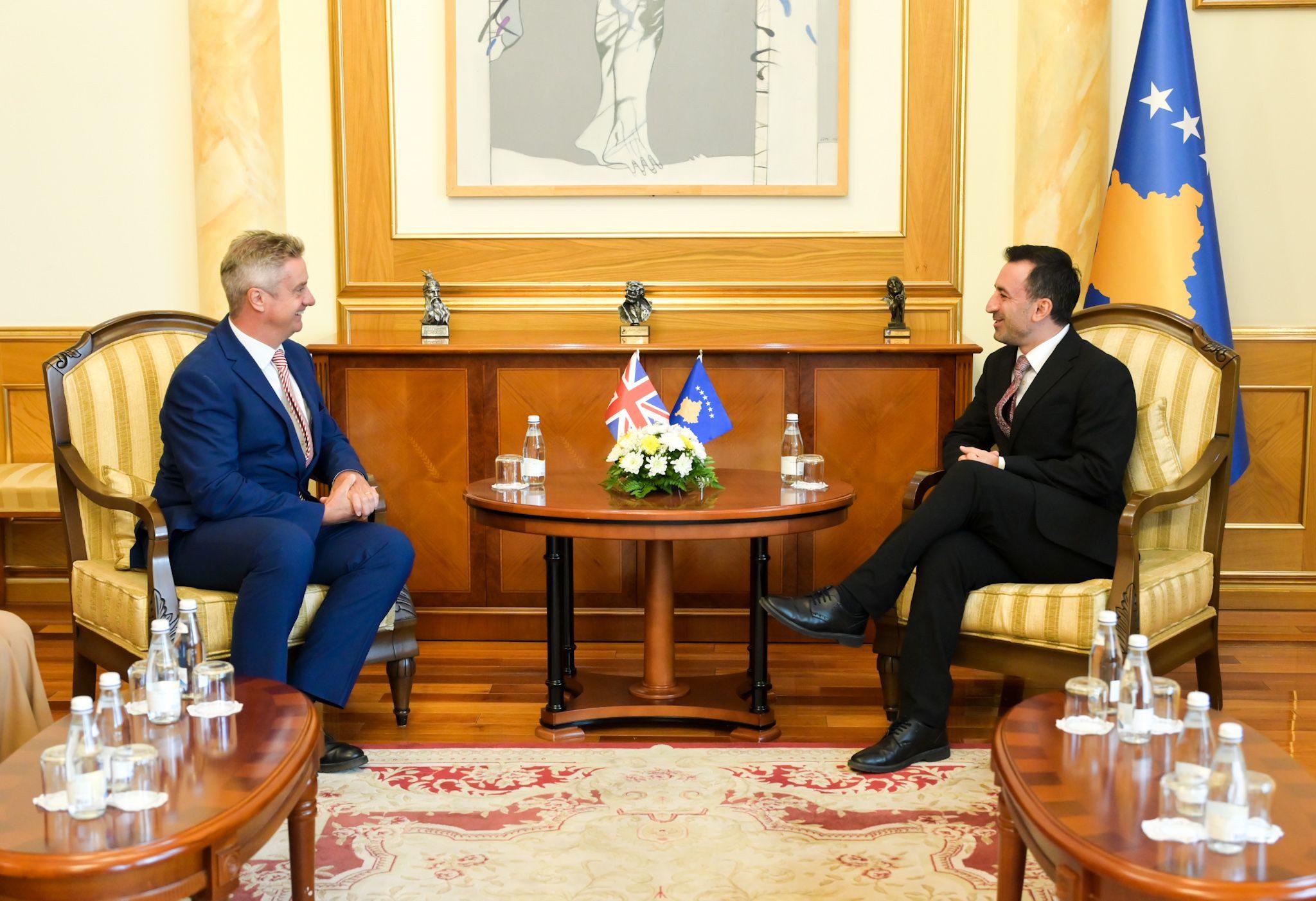 Basha nis takimet me diplomatë, në zyrë e priti ambasadorin britanik