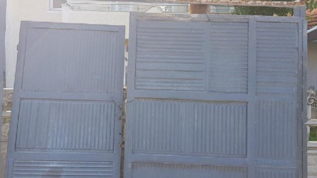 E trishtë: Roja humb jetën në Tiranë, e zuri porta e objektit ku punonte