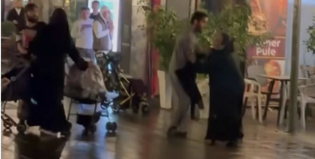 Rrahen mes vete disa gra e burra në mes të sheshit në Mitrovicë, paraqiten si lëmoshkërkues palestinezë
