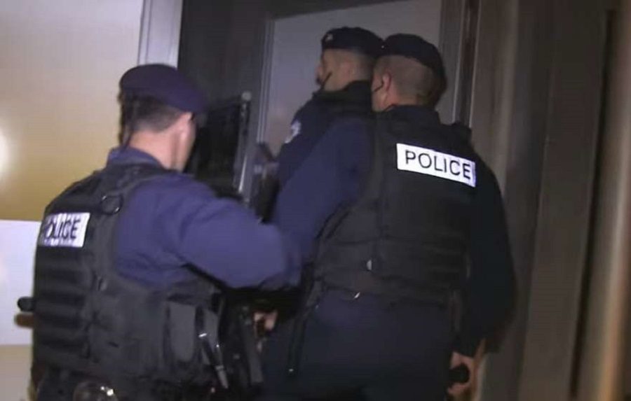 Bastisje në tri lokacione, konfiskohen armë, para, e pasaportë serbe