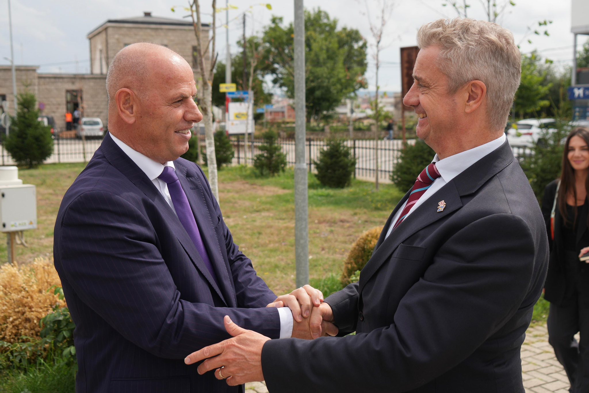 Lladrovci takohet me ambasadorin Hargreaves