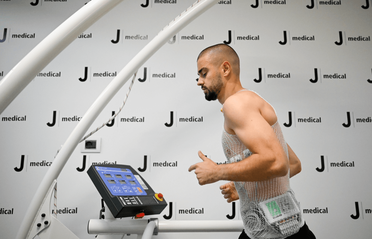 Juventusi publikon foto të Zhegrovës duke kryer testet mjekësore, zyrtarizimi çështje orësh