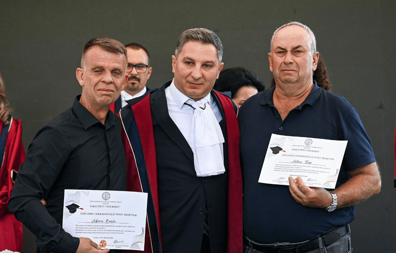 Prindërit marrin diplomat e dy studenteve që vdiqën në aksident, nga Universiteti “Kadri Zeka”