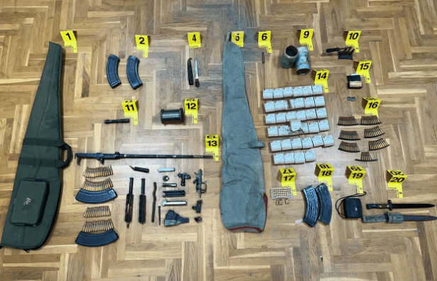 Policia tregon krejt çka gjeti gjatë bastisjeve në veri, arrestohet një 73-vjeçar