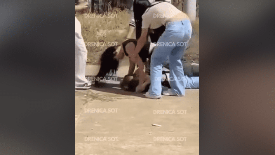 Publikohet një video ku dy vajza në Drenas përleshen brutalisht mes vete
