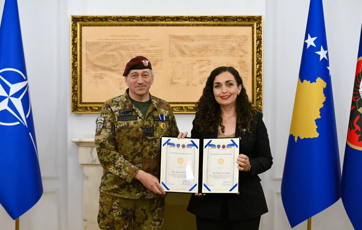 Osmani dekoron komandantin e KFOR-it me Medaljen Presidenciale Ushtarake