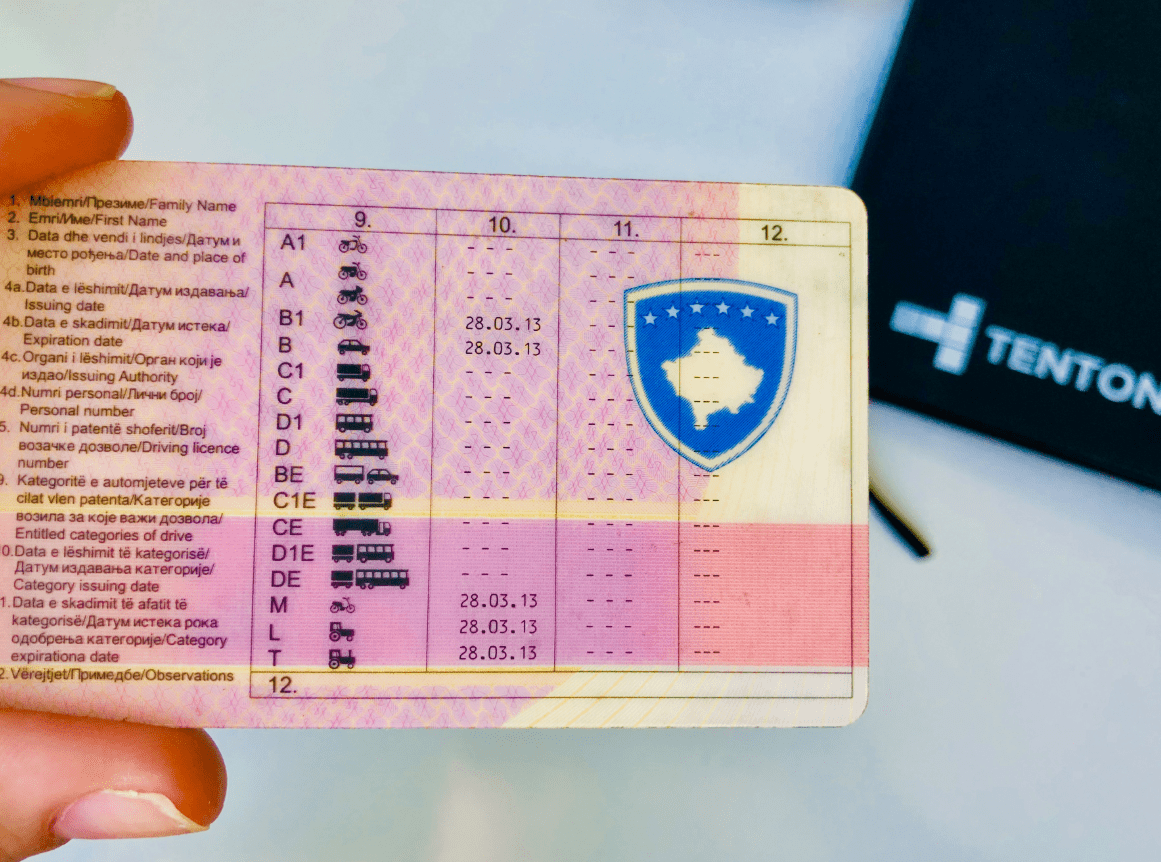 Ndalohen dy persona nga Kryqi i Kuq, dallavere me patentë shofer