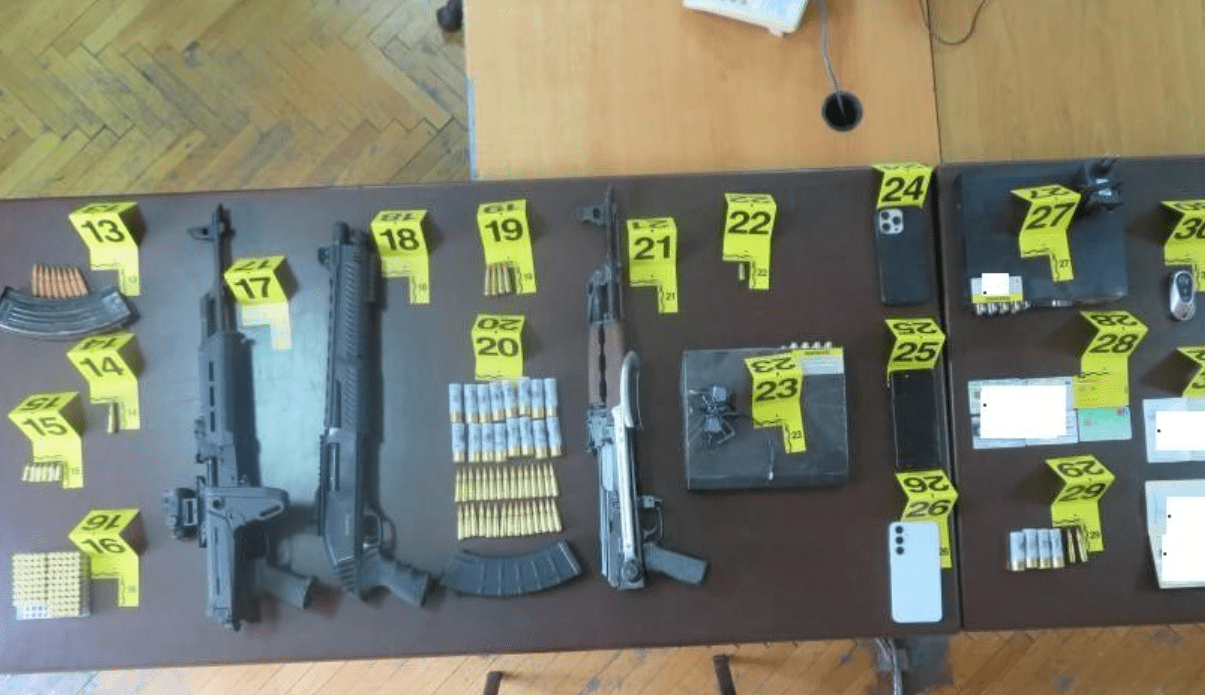 Të shtënat në Prizren – Policia bastis dy lokacione, kapen armë e municion