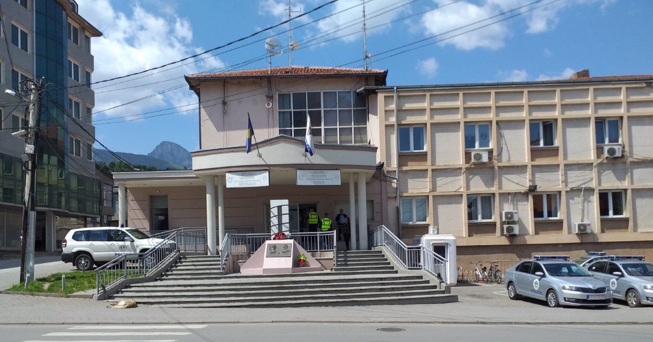 Stacioni policor i Pejës merr flakë, një i lënduar