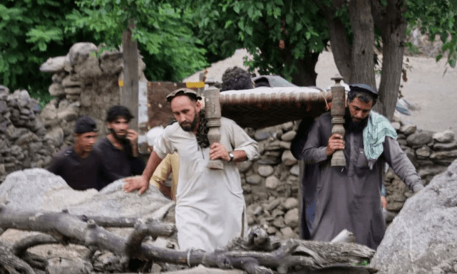 Shkon në 1 mijë e 400 numri i të vdekurve nga tërmeti në Afganistan