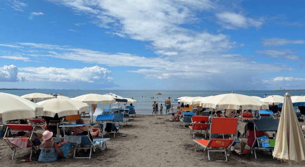 Plazhet në Shëngjin e Durrës plot me pushues, shumica nga Kosova