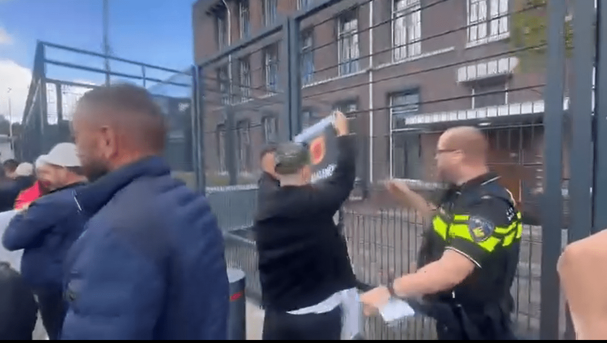 Policia holandeze largon protestuesit nga hyrja e objektit të Gjykatës Speciale