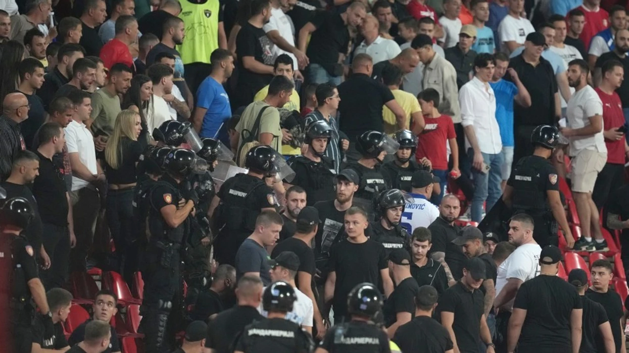 Thirrje raciste dhe banderola kundër Kosovës – Serbia pritet të dënohet nga FIFA pas ndeshjes me Anglinë
