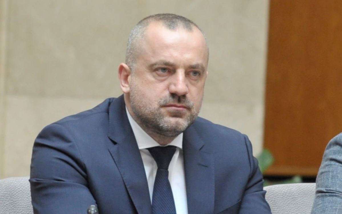 “Radoiçiq kërcënon serbët që morën pjesë në protestat kundër Vuçiqit”
