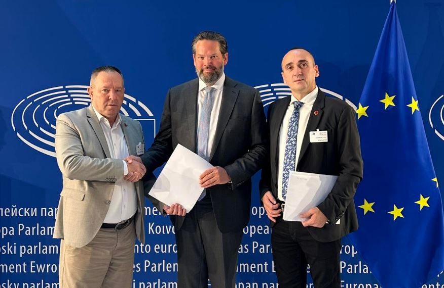 Përfaqësuesit e OVL UÇK-së takohen me eurodeputetin Mandl