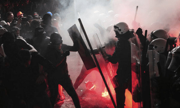 Mijëra protestues dalin në rrugët e Novi Sadit, policia përdori gaz lotsjellës