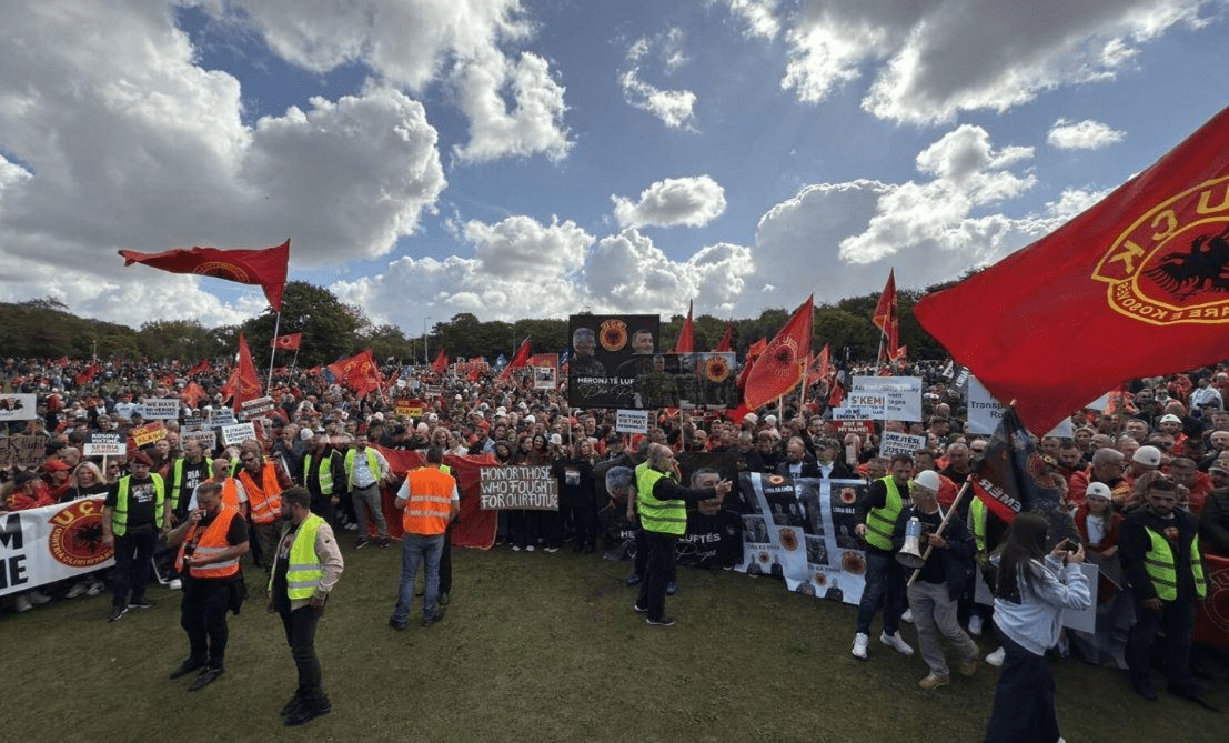 Numër i madh i protestuesve në Hagë – Thërrasin njëzëri “UÇK”
