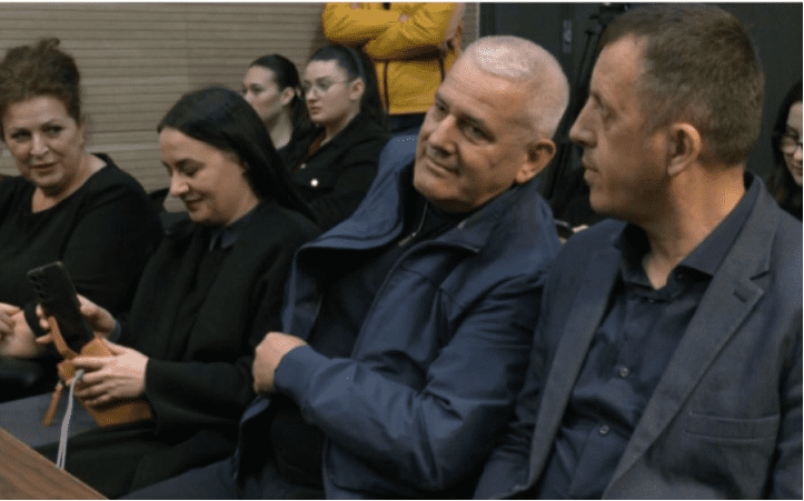 Gjykata lëshon urdhëresë që Xhelal Sveçla të dërgohet me detyrim në Gjykatë, seanca mbahet në fund të tetorit