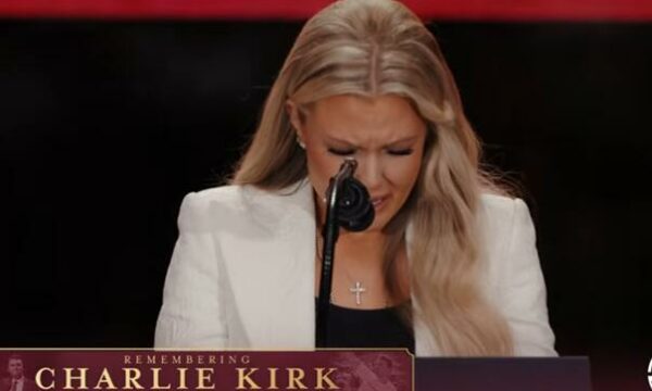 Gruaja e Charlie Kirk: E fal vrasësin – E gjithë audienca ngritet në këmbë