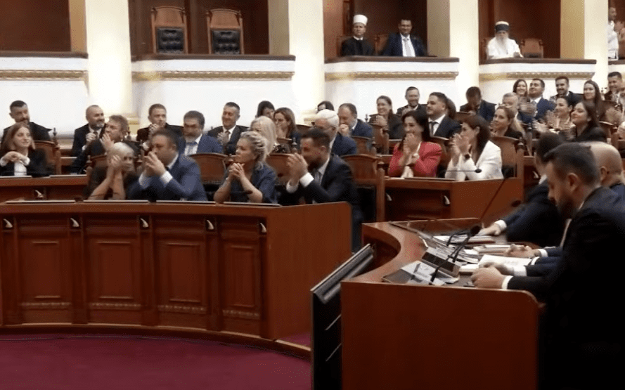 Niko Peleshi zgjidhet Kryetar i Kuvendit të Shqipërisë, mes duartrokitjesh e goditje tavolinash