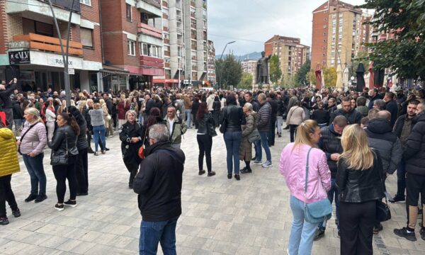 Zlatan Elek me kallaballëk njerëzish del të votojë për zgjedhje lokale