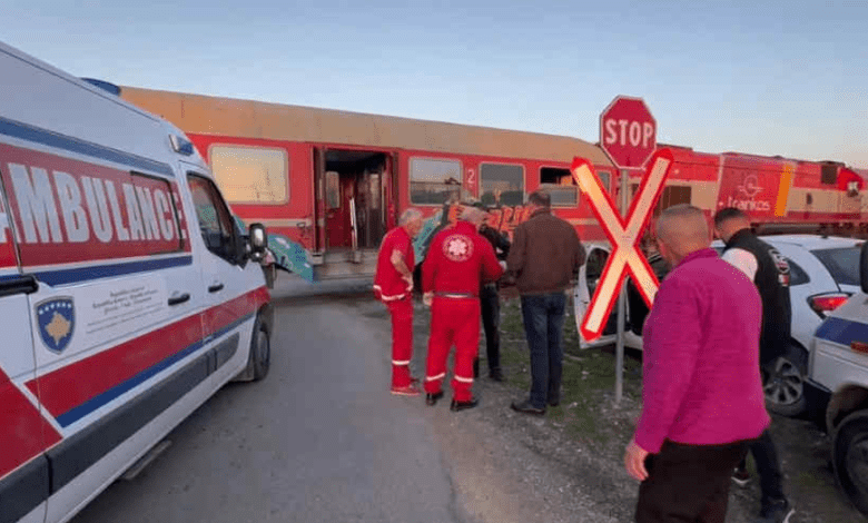 Aksident mes trenit dhe veturës në Prishtinë, lëndohet një person