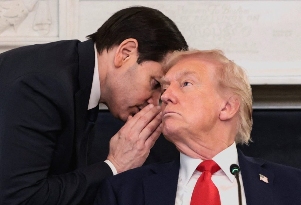 “Marrëveshja u arrit” – Momenti kur Rubio i pëshpërit në vesh Trumpit