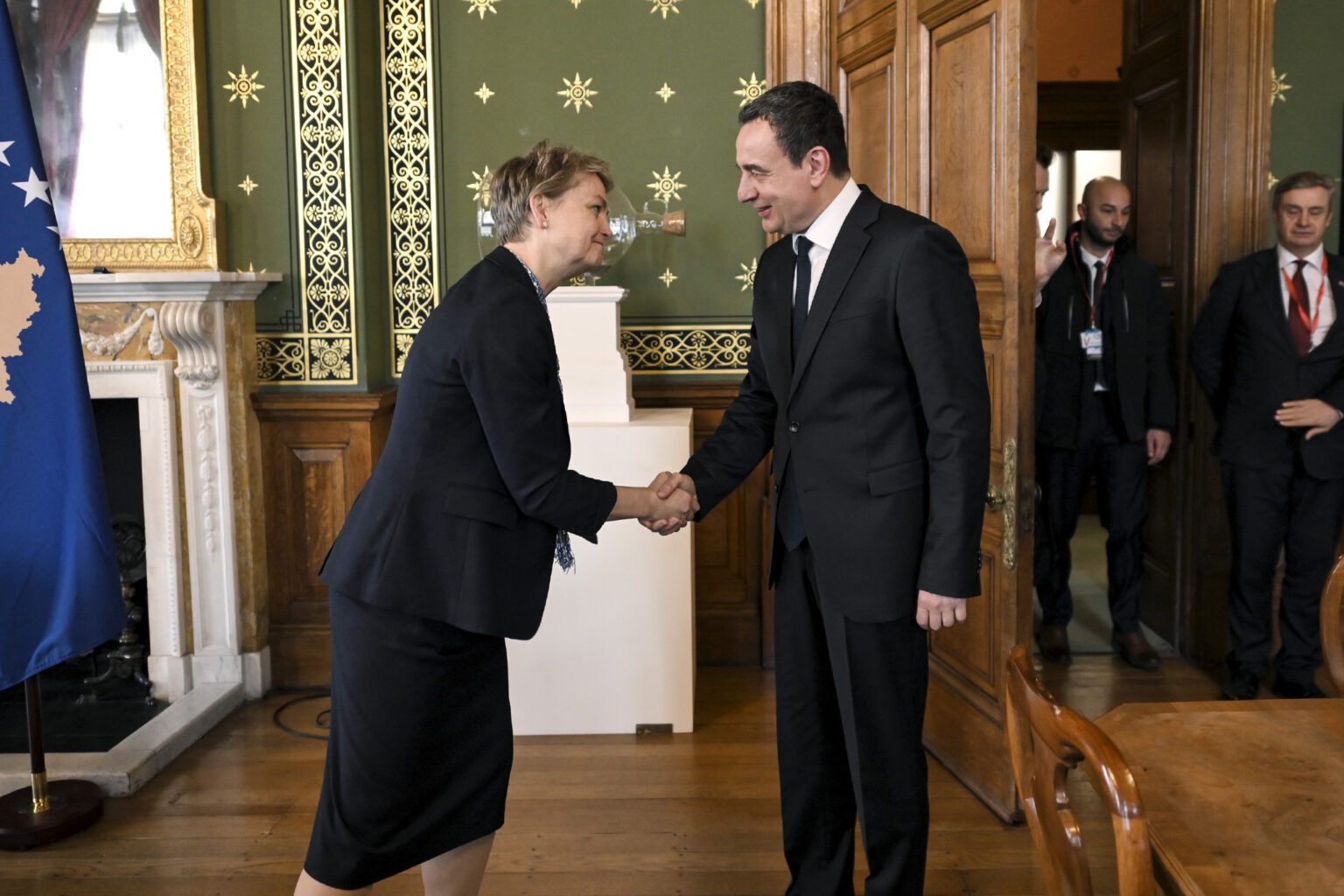 Kurti takohet me Sekretaren e Shtetit të Mbretërisë së Bashkuar, i thotë se prioritet i Kosovës është anëtarësimi në NATO dhe BE