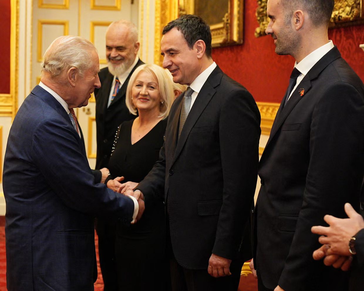 Kurti merr pjesë në pritjen mbretërore të organizuar nga Mbreti Charles III