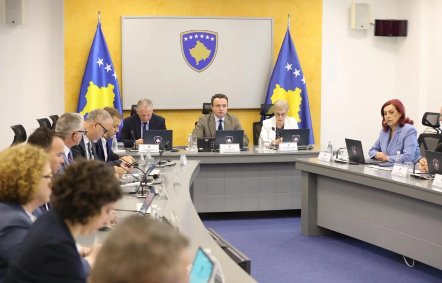 Qeveria ndan 300 mijë euro për librat shkollorë në Luginë dhe avokimin për të në SHBA e BE
