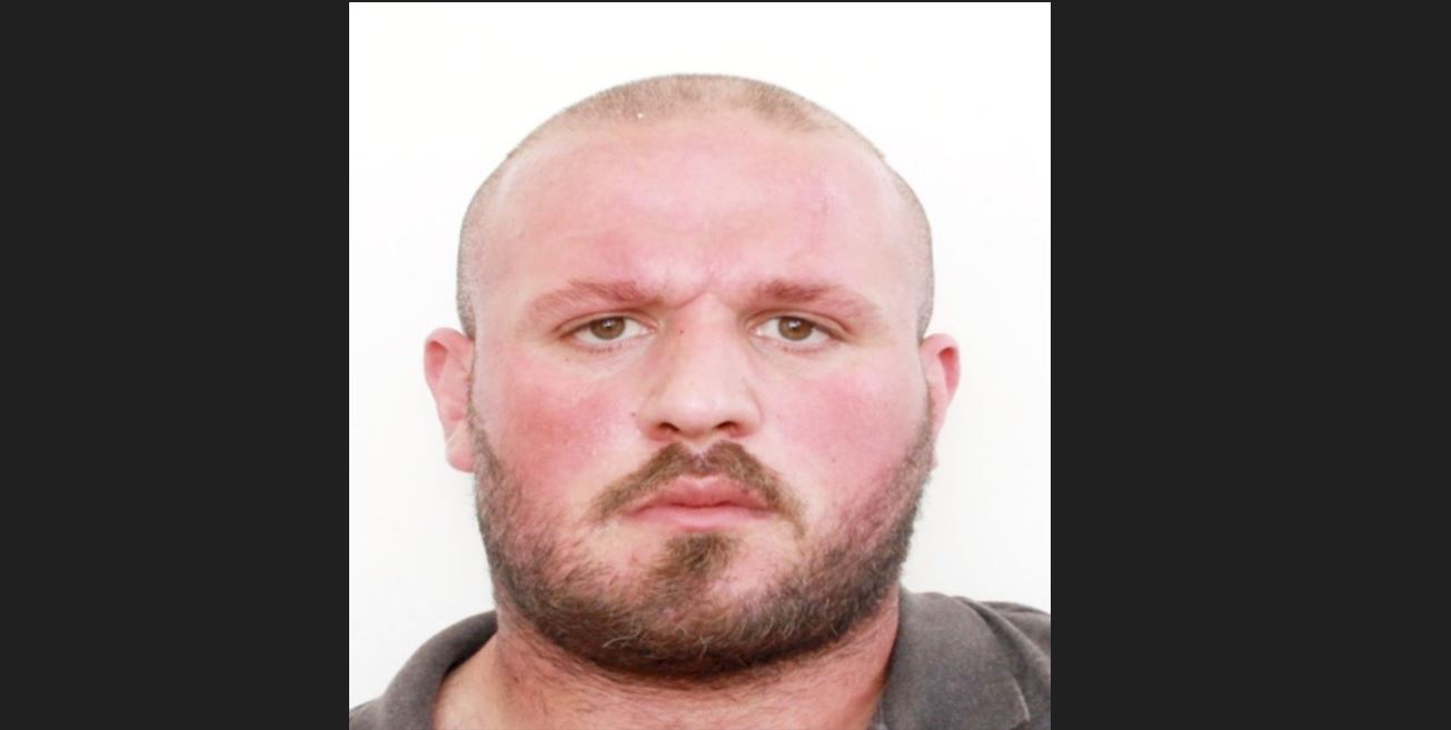 Mashtroi duke u paraqitur si person publik dhe kërkoi t’i dërgohen para, policia e kërkon këtë person
