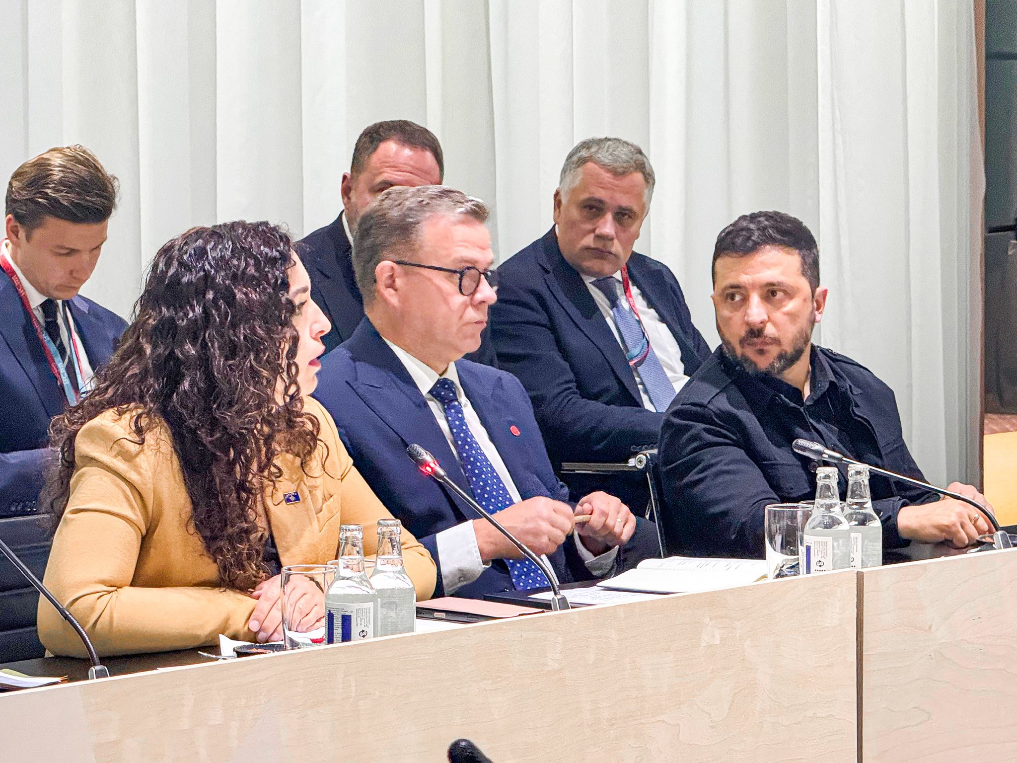 Osmani krah Zelenskyt, kërkon që Evropa të investojë në parandalimin e taktikave destablizuese të Serbisë