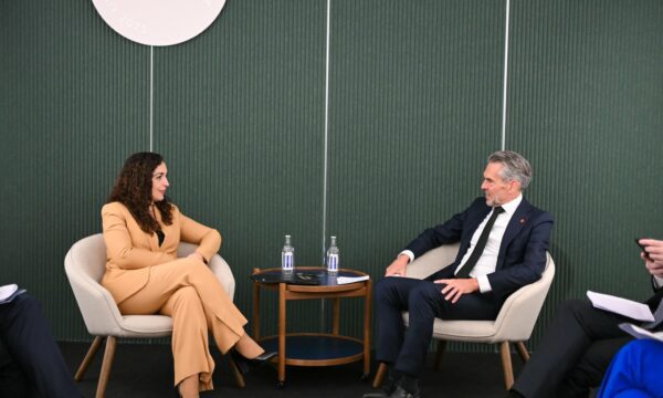 Osmani takohet me kryeministrin e Holandës, i kërkon mbështetje për heqjen e masave të BE-së ndaj Kosovës