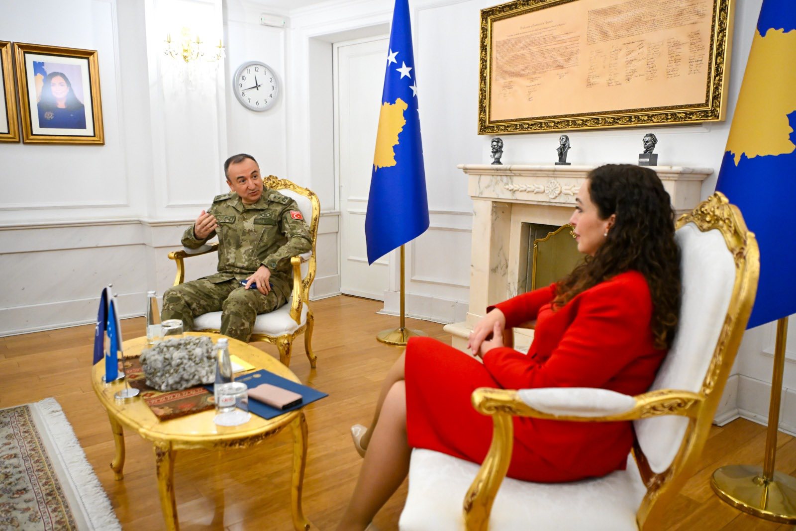 Presidentja Osmani takohet me komandantin e KFOR-it, Ozkan Ulutash
